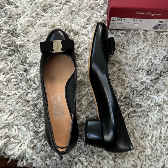 Authentic Ferragamo Vara shoes 8B - Picture 8 of 9